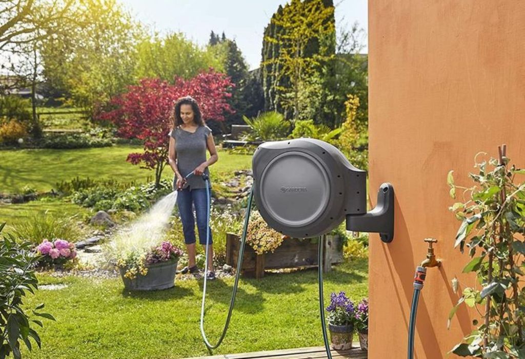 How Does a Garden Hose Reel Work? Complete Guide