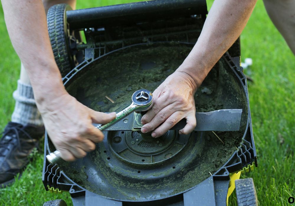 What Is a Mulching Blade on a Lawn Mower and How to Choose