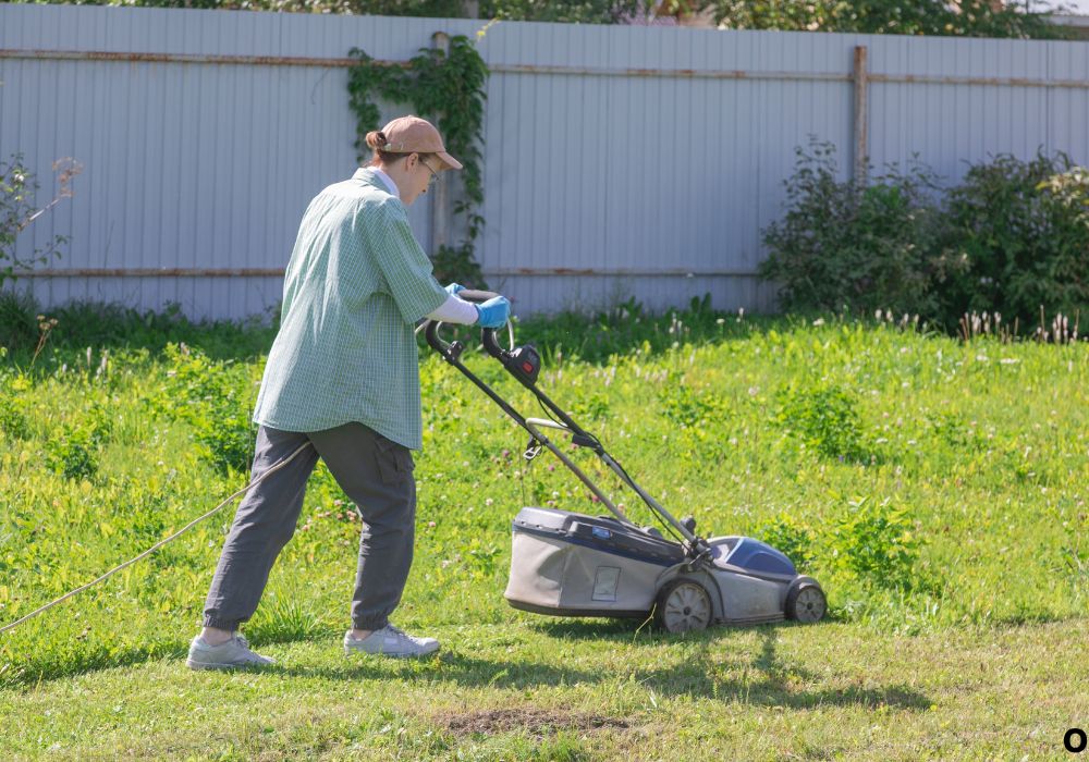 How to Use a Lawn Mower Safely Without Mistakes